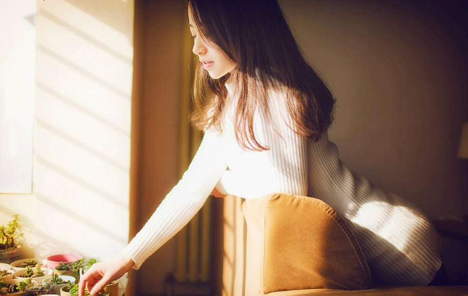 “吼~”伏德一把拔出了腿上的箭簇，身体一滚，滚进了对方的战船之中，手中钢刀一刀将两名江东战士的腿齐根斩断，这是他这辈子第一次，作为自己参战，无所谓忠诚，无所谓为谁而战，他只想为自己战一次，哪怕，是最后一次。